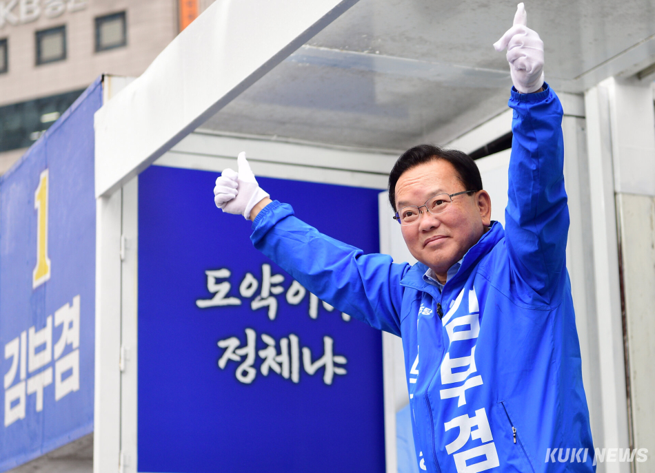 김부겸 더불어민주당 대구시장 후보가 지지를 호소하고 있다. 최태욱 기자