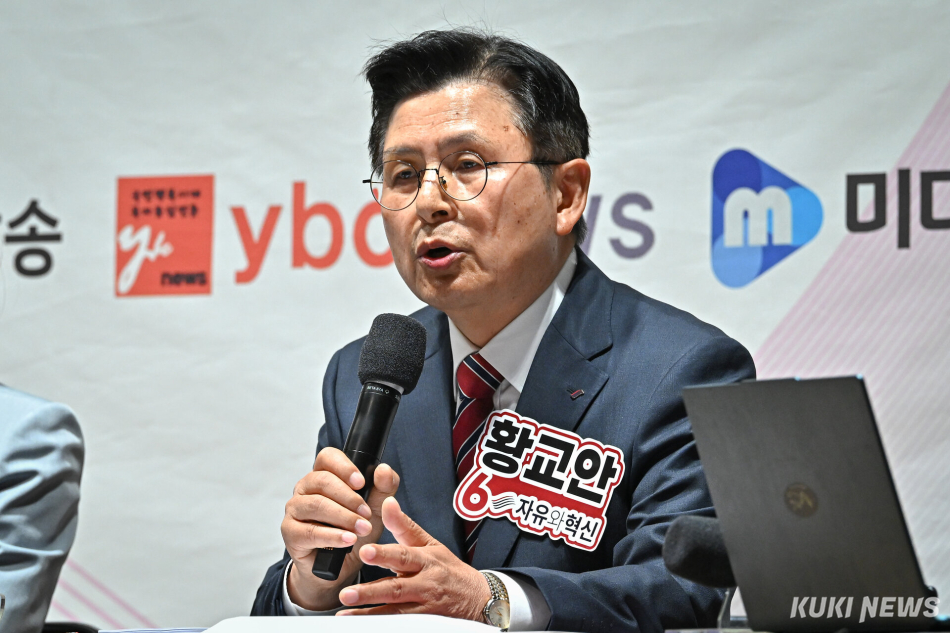 6·3 지방선거 평택을 재선거에 출마한 황교안 자유와혁신 후보가 지난달 22일 경기 평택시 팽성국제교류센터에서 열린 언론사 주관 후보자 초청토론회에서 발언하고 있다. 남동균 기자