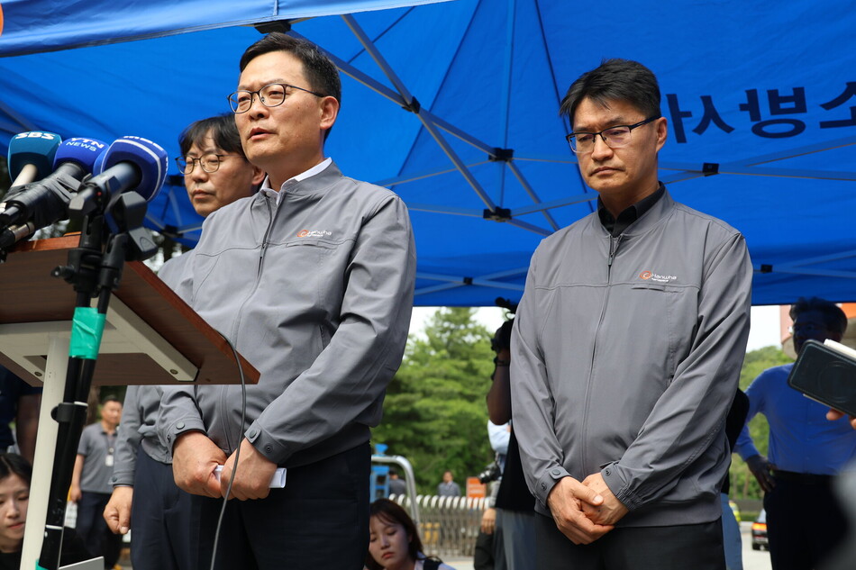 1일 오전 대전 유성구 외삼동 한화에어로스페이스 대전사업장에서 폭발 사고가 나 정문 앞이 통제 중인 가운데, 이날 오후 정문 앞에 도착한 한화에어로스페이스 손재일 대표이사(가운데)가 언론 브리핑을 통해 입장을 밝히고 있다. 연합뉴스