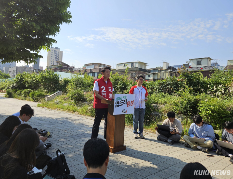 오세훈 국민의힘 서울시장 후보가 2일 오전 서울 용산구 효창공원앞역 인근에서 기자간담회를 하고 있다. 서지영 기자