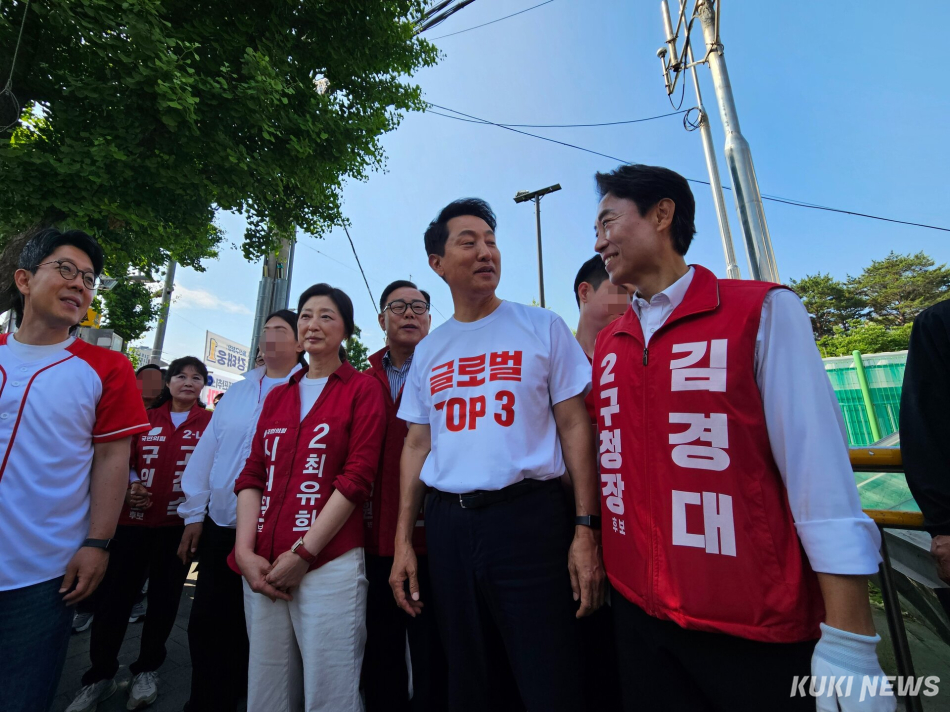 오세훈 국민의힘 서울시장 후보가 2일 오전 서울 용산구 효창공원앞역 인근에서 김경대 용산구청장 후보와 대화하고 있다. 서지영 기자