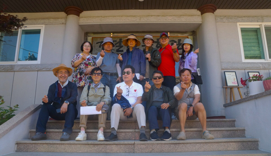 양산시인협회가 지난 30일 창원 김달진문학관을 관람한 뒤 기념촬영을 하고 있다. 양산시인협회 제공