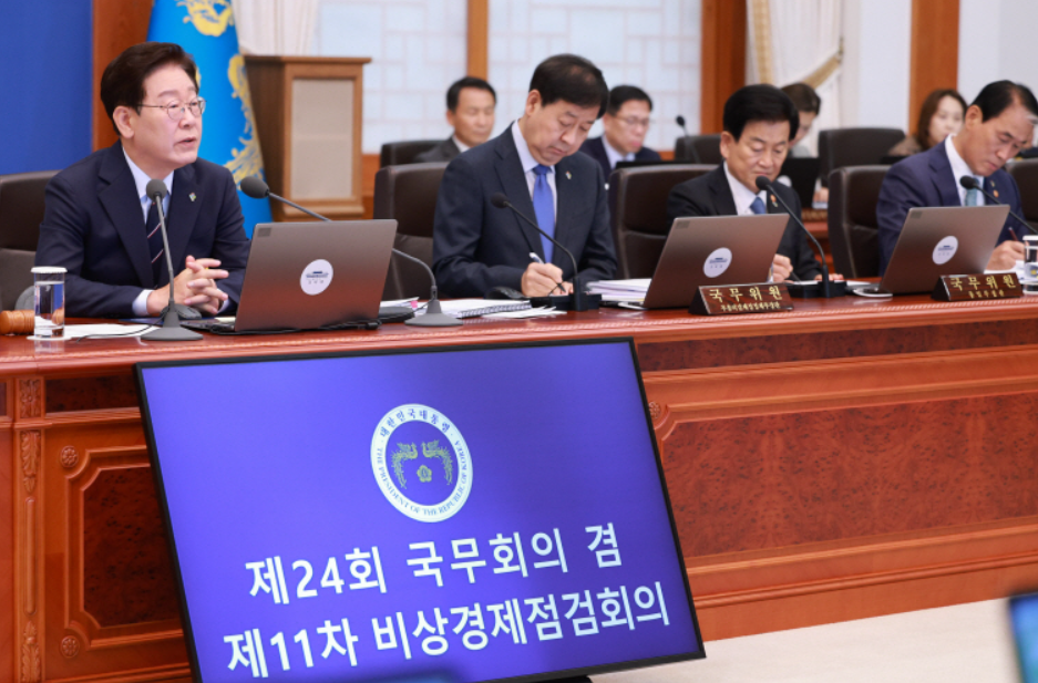 이재명 대통령이 2일 청와대에서 국무회의 겸 비상경제점검회의를 주재하고 있다. 연합뉴스