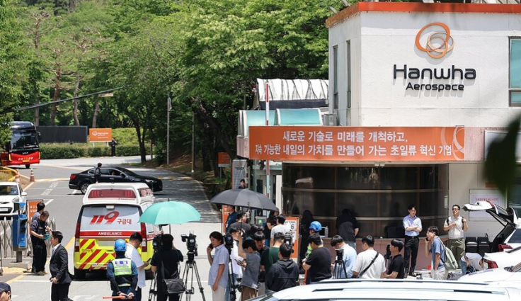 1일 오전 폭발 사고로 통제 중인 대전 유성구 한화에어로스페이스 대전사업장 정문을 119구급차 한 대가 지나고 있다. 연합뉴스