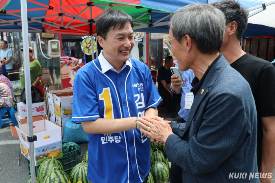김영빈 더불어민주당 공주·부여·청양 국회의원 후보가 2일 청양 읍내를 돌며 지지를 호소하고 있다. 김영빈 캠프