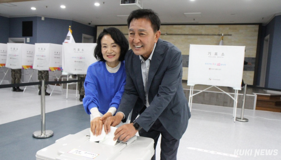 제9회 전국동시지방선거 사전투표 첫날인 29일 김세훈 더불어민주당 화천군수 후보가 화천군여성회관에 마련된 사전투표소에서 배우자와 함께 투표를 하고 있다.(쿠키뉴스 DB)