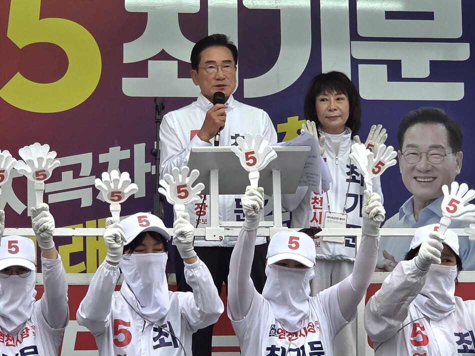 2일 영천공설시장 일대에서 열린 집중 유세에서 최기문 무소속 영천시장 후보가 시민들에게 지지를 호소하고 있다. 최기문 후보 제공