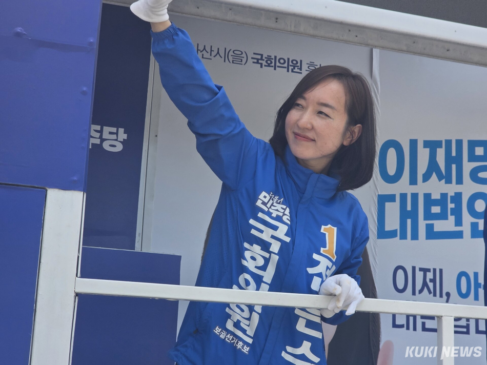 6·3 충남 아산을 국회의원 보궐선거에 출마하는 전은수 더불어민주당 후보가 2일 정오 삼성디스플레이 아산 캠퍼스 앞에서 유세를 하고 있다. 김미경 기자