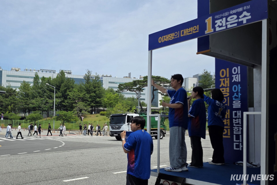 6·3 충남 아산을 국회의원 보궐선거에 출마하는 전은수 더불어민주당 후보가 2일 정오 삼성디스플레이 아산 캠퍼스 앞에서 유세를 하고 있다. 김미경 기자