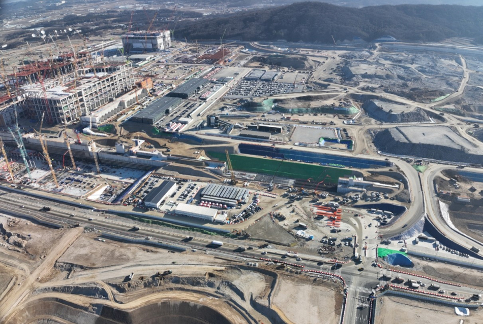 SK하이닉스 용인 클리스터 전경. SK하이닉스 제공지난 4월 25일 용인시 처인구 일대 클러스터 부지에서 중장비가 부지 조성 작업을 진행하고 있다. 홍길동 기자