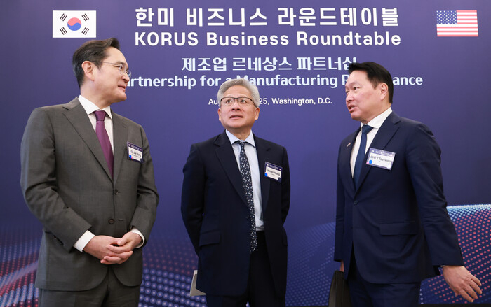 이재용 삼성전자 회장과 최태원 대한상공회의소 회장 겸 SK그룹 회장이 2025년 8월25일(현지시간) 미국 워싱턴DC 윌라드 호텔에서 열린 한미 비즈니스 라운드 테이블 리셉션에서 젠슨 황 엔비디아 최고경영자(CEO)와 대화하고 있다. 연합뉴스