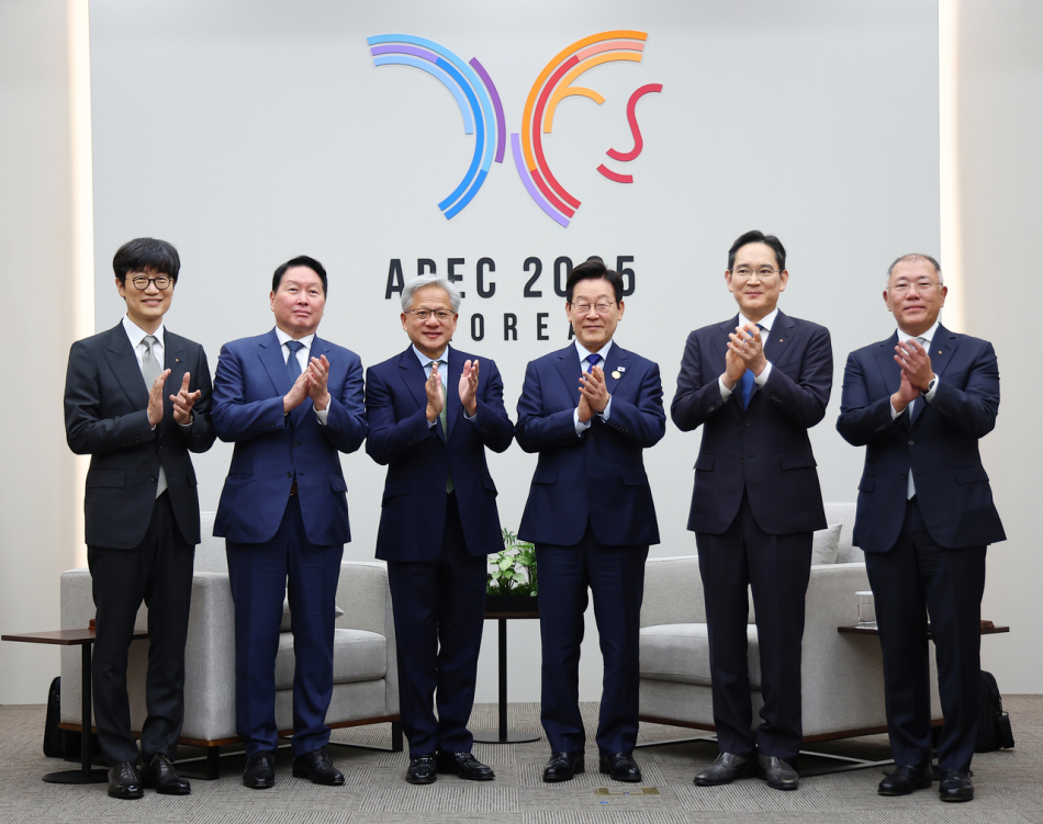 이재명 대통령이 10월31일 아시아태평양경제협력체(APEC) 정상회의장인 경주화백컨벤션센터에서 젠슨 황 엔비디아 최고경영자(CEO), 국내 기업 대표들과 함께 기념촬영을 하고 있다. (왼쪽부터) 이해진 네이버 이사회 의장, 최태원 SK그룹 회장, 젠슨 황 CEO, 이 대통령, 이재용 삼성전자 회장, 정의선 현대차그룹 회장. 연합뉴스