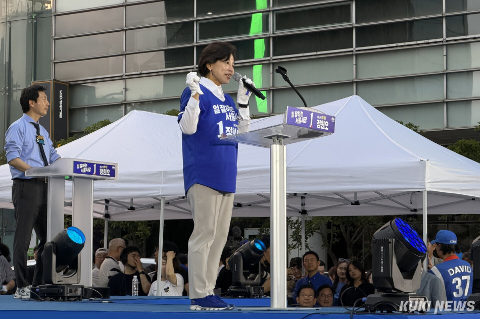 남인순 더불어민주당 의원이 2일 서울 청계광장에서 열린 정원오 민주당 서울시장 후보 마지막 유세에 참석해 발언하고 있다. 유병민 기자