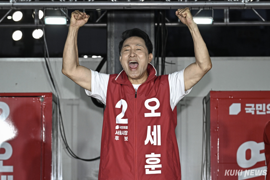 오세훈 국민의힘 서울시장 후보가 2일 서울 서대문구 신촌역 스타광장에서 열린 피날레 유세에서 지지를 호소하고 있다.