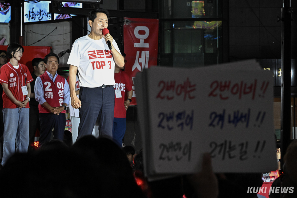 오세훈 국민의힘 서울시장 후보가 2일 서울 서대문구 신촌역 스타광장에서 열린 피날레 유세에서 지지를 호소하고 있다.