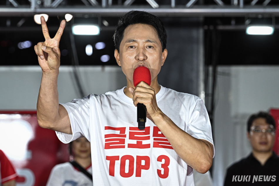 오세훈 국민의힘 서울시장 후보가 2일 서울 서대문구 신촌역 스타광장에서 열린 피날레 유세에서 지지를 호소하고 있다.