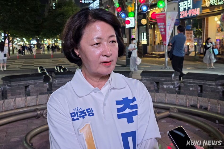 추미애 더불어민주당 경기지사 후보가 2일 경기 수원시 팔달구 인계동 나혜석 거리에서 파이널 유세를 마치고 기자들과 만나 선거운동 소회를 밝히고 있다. 김건주 기자