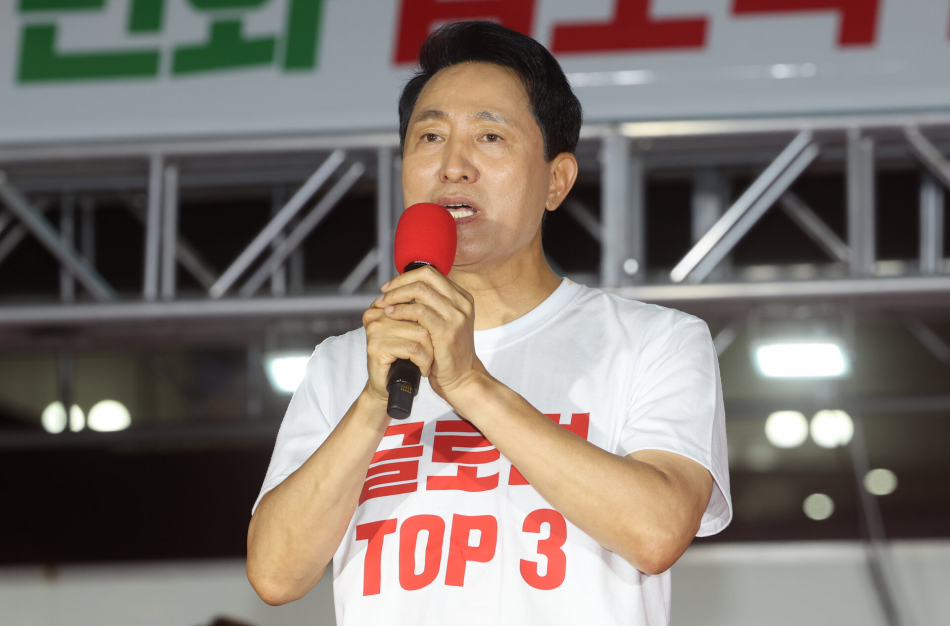 오세훈 국민의힘 서울시장 후보가 2일 서울 서대문구 신촌역 스타광장에서 열린 파이널 유세에서 지지를 호소하고 있다. 연합뉴스