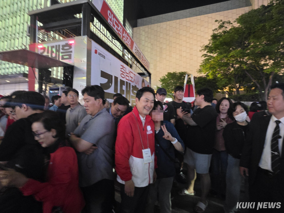 장동혁 국민의힘 대표가 2일 충남 천안 파이널 유세를 마치고 시민들과 기념 촬영을 하고 있다. 김미경 기자