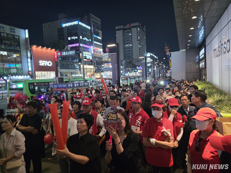 2일 충남 천안에서 열린 국민의힘 충남 파이널 유세에서 지지자들이 응원을 보내고 있다. 김미경 기자