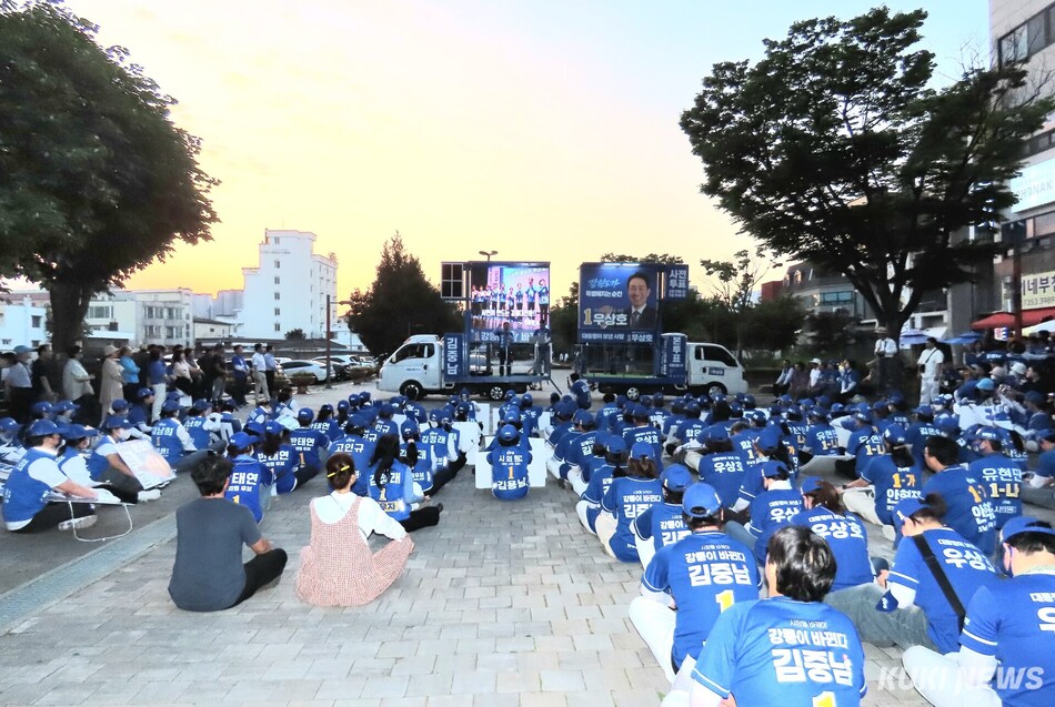 더불어민주당 김중남 강릉시장 후보 선거대책위원회가 마련한 ‘D-1 파이널 총력 유세’가 2일 오후 6시 30분 월화거리에서 강릉지역 민주당 소속 시·도의원 후보 전원과 유세단·지지자·시민 등 500여명 참여한 가운데 열려 유세원과 자원봉사자들의 노고를 위로하고, 시민들께 마지막 지지를 호소하며 13일간의 여정을 마무리했다. 전인수 기자