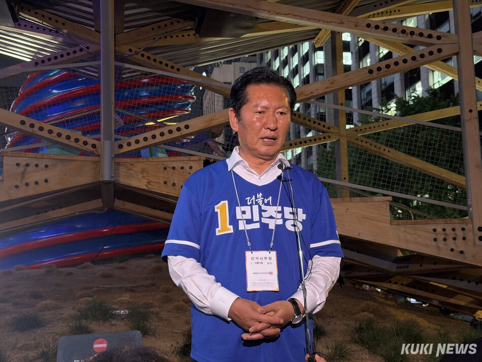 정청래 더불어민주당 대표가 2일 서울 중구 청계광장에서 열린 정원오 민주당 서울시장 후보의 마지막 유세 직후 기자들과 만나 대화하고 있다. 유병민 기자