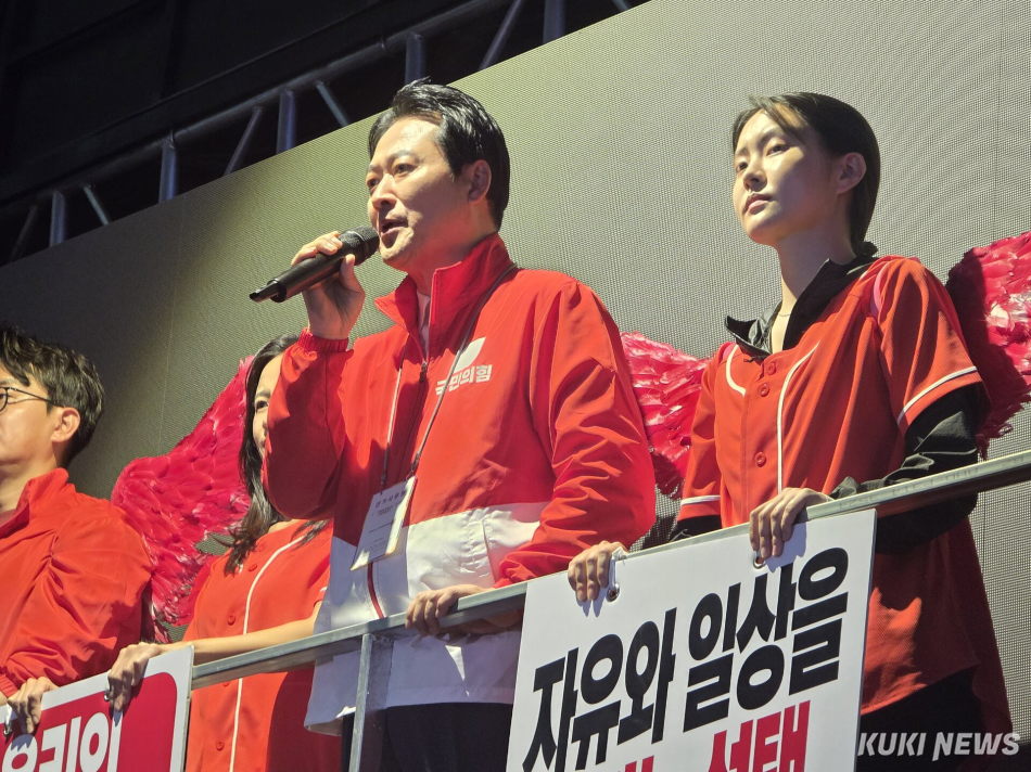 장동혁 국민의힘 대표가 2일 충남 천안에서 열린 파이널 유세에서 유세차에 올라 발언하고 있다. 김미경 기자
