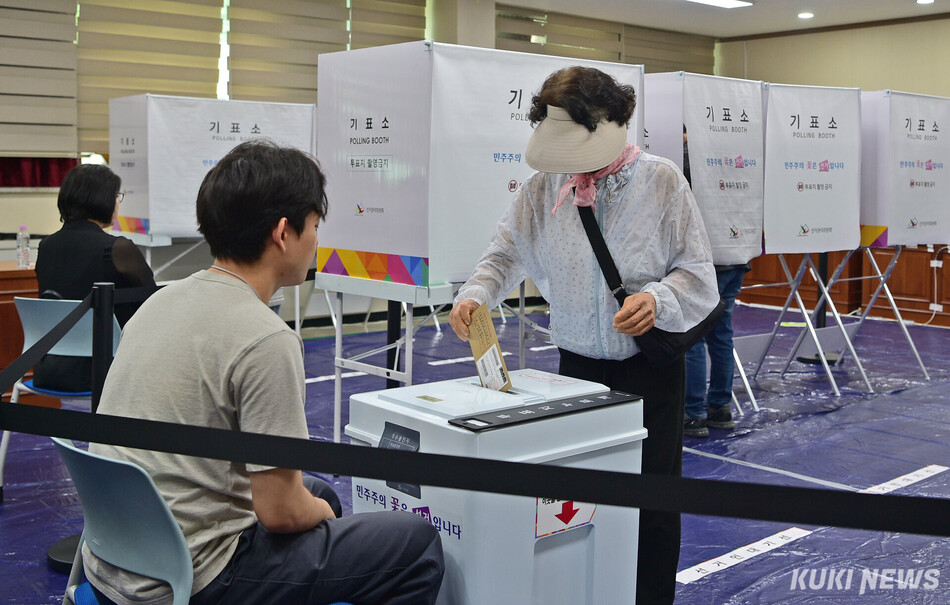 제9회 지방선거일인 3일 오전 9시 현재 대구·경북의 투표율이 전국 평균을 웃돌고 있다. 최태욱 기자
