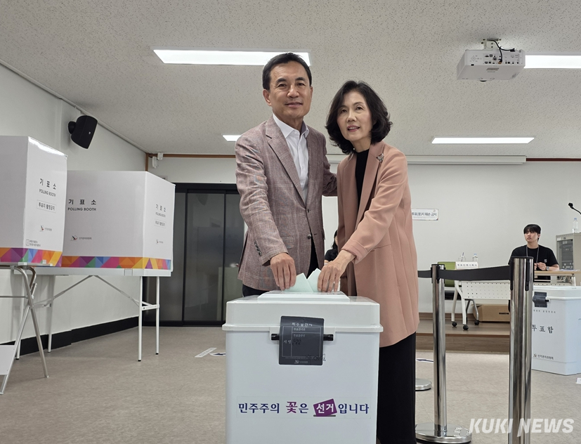 3일 춘천시자원봉사센터에 마련된 투표소에서 김진태 후보와 부인 원현순 씨가 투표를 하고 있다.