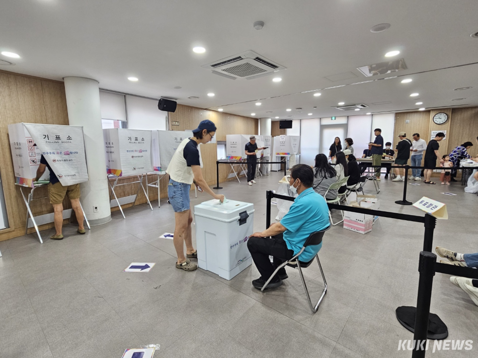 유권자들이 3일 서울 동작구 상도4동 투표소에서 투표하고 있다. 이은서 기자