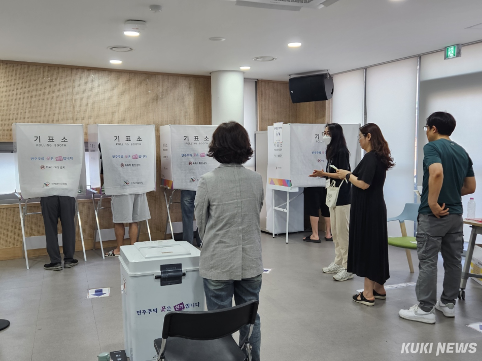 유권자들이 3일 서울 동작구 상도4동 투표소에서 투표하고 있다. 이은서 기자