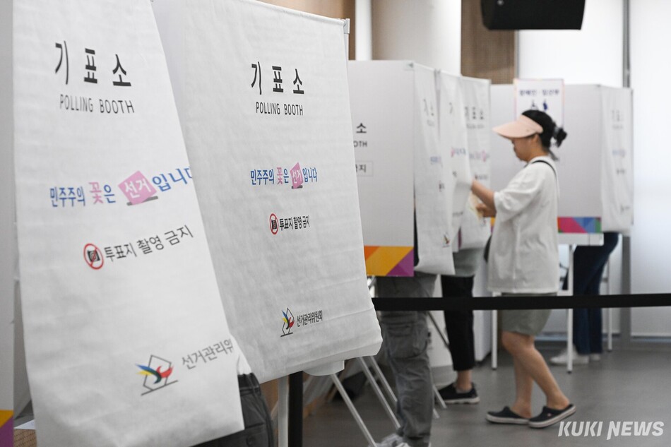 제9회 전국동시지방선거일인 3일 서울 동작구 상도4동주민센터에 마련된 투표소를 찾은 유권자가 투표를 위해 기표소에 들어가고 있다.