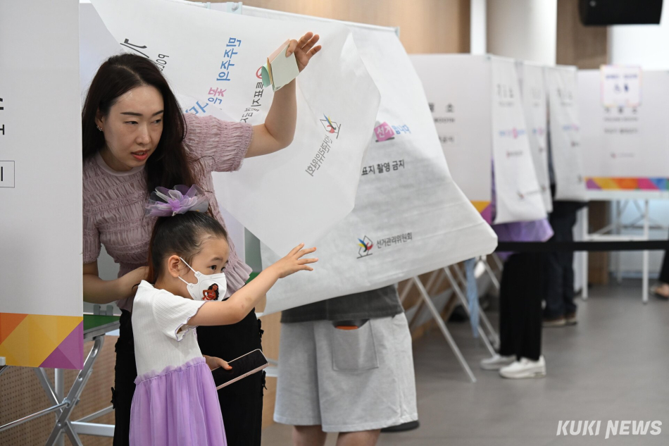 제9회 전국동시지방선거일인 3일 서울 동작구 상도4동주민센터에 마련된 투표소를 찾은 유권자가 투표 후 기표소를 나서고 있다.