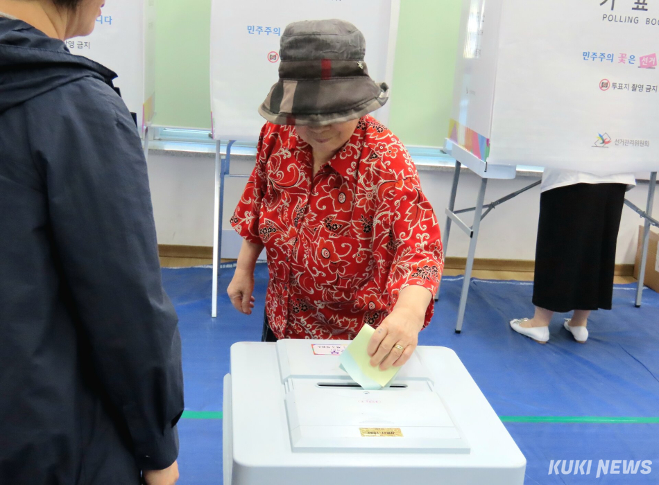 제9회 전국동시지방선거가 3일 오후 12시 20분 현재 전국적으로 19%의 투표율을 보이고 있는 가운데 강원도 강릉시 성덕포남로 80-22(입암동) 성덕문화센터 1층 보건교육장에 마련된 성덕동제3투표소를 찾은 한 어르신이 기표소에서 기표한 투표용지를 투표함에 넣는 등 소중한 투표를 실시하고 있다. 전인수 기자