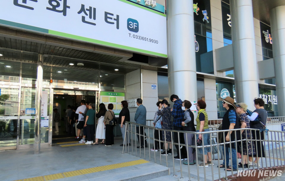 제9회 전국동시지방선거가 3일 오후 12시 20분 현재 전국적으로 19%의 투표율을 보이고 있는 가운데 강원도 강릉시 성덕포남로 80-22(입암동) 성덕문화센터 1층 보건교육장에 마련된 성덕동제3투표소에는 한 표를 행사하려는 유권자들이 긴 줄을 서서 투표 순서를 기다리고 있다. 전인수 기자