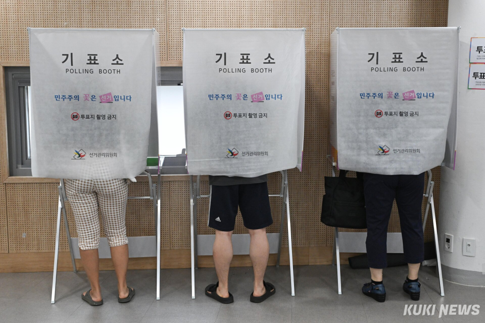 제9회 전국동시지방선거일인 3일 서울 동작구 상도4동주민센터에 마련된 투표소를 찾은 유권자들이 소중한 한 표를 행사하고 있다. 임은재 기자