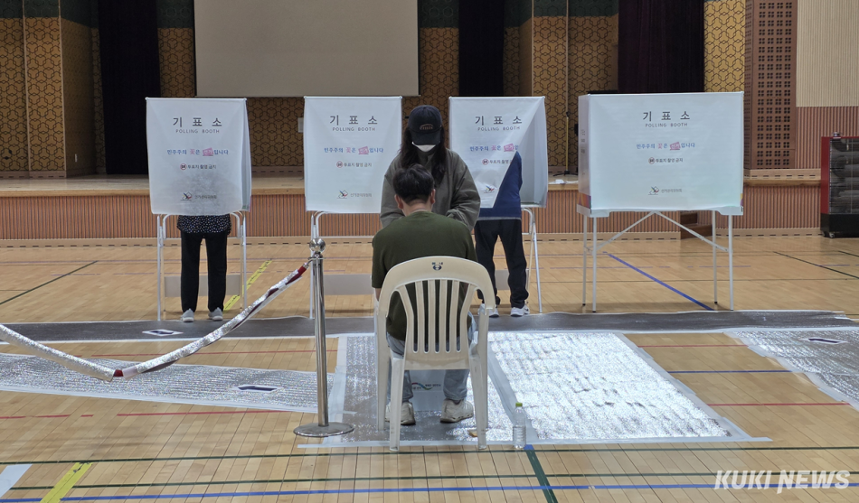제9회 전국동시지방선거일인 3일 춘천시 석사동 제6투표소에서 한 시민이 투표를 하고 있다. (사진=한재영)