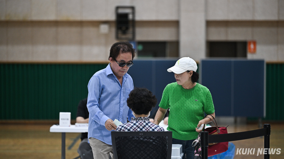 제9회 전국동시지방선거 본투표일인 3일 서울 동작구 본동초등학교 강당에 마련된 투표소에서 시민들이 소중한 한 표를 행사하고 있다.