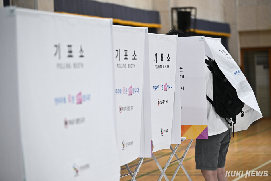 제9회 전국동시지방선거 본투표일인 3일 서울 동작구 본동초등학교 강당에 마련된 투표소에서 시민들이 소중한 한 표를 행사하고 있다.