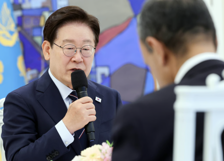 이재명 대통령이 2일 청와대에서 2026 한-아프리카 외교장관회의 참석 수석대표들을 접견하며 인사말을 하고 있다. 연합뉴스
