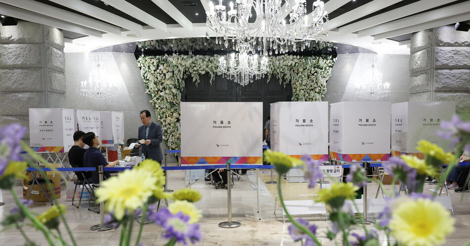 제9회 전국동시지방선거일인 3일 서울 구로구 한 웨딩홀에 마련된 구로제5동제1투표소에서 유권자들이 투표를 하고 있다.
