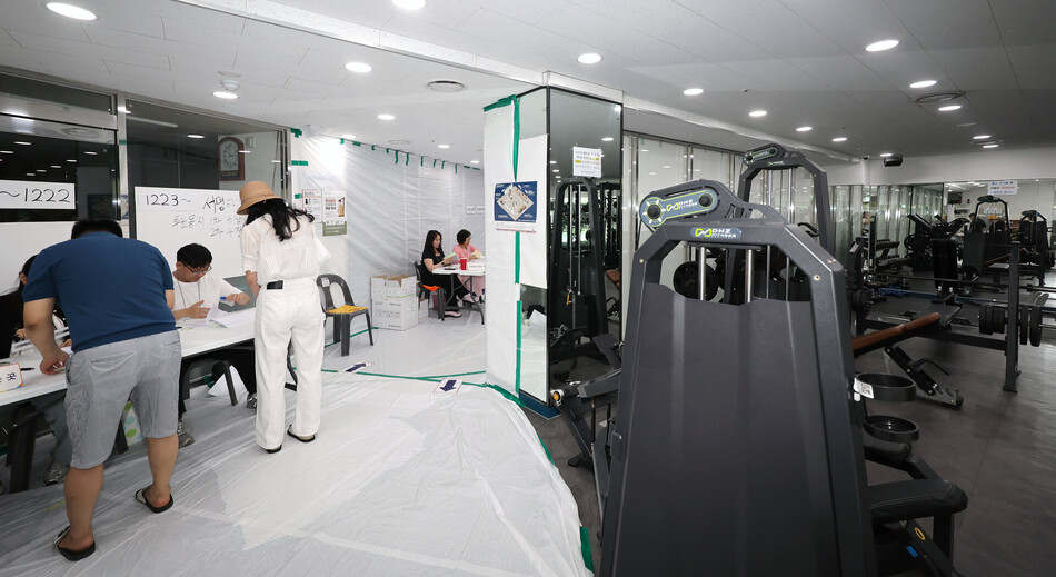 6·3 지방선거 및 국회의원 재·보궐선거일인 3일 오후 울산 북구의 한 아파트 단지 헬스장에 마련된 농소1동 제7투표소에서 유권자들이 차례로 본인 확인 절차를 거치고 있다.