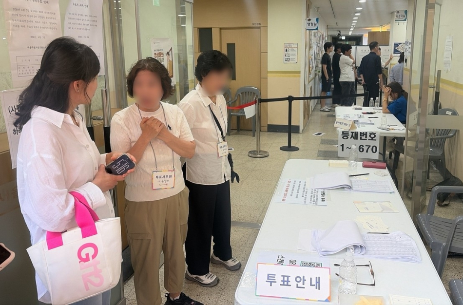 유권자들이 잠실의 한 투표소에서 대기하고 있다. 연합뉴스