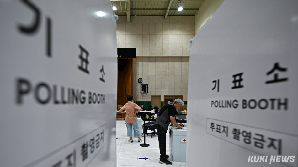 제9회 전국동시지방선거 본투표일인 3일 서울 동작구 본동초등학교 강당에 마련된 투표소에서 시민들이 소중한 한 표를 행사하고 있다. 남동균 기자