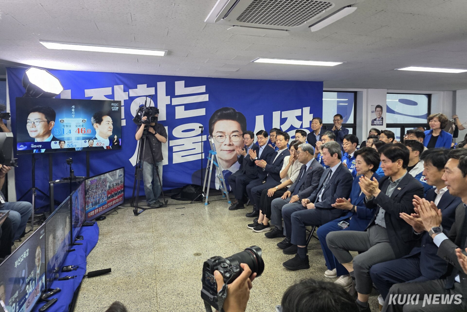 정원오 더불어민주당 서울시장 후보 선거캠프 관계자와 민주당 의원들이 3일 오후 정 후보가 앞선다는 출구조사 결과에 환호하고 있다. 김미경 기자