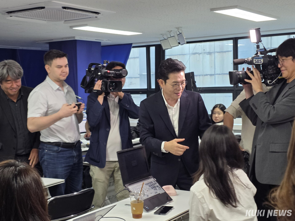 정원오 더불어민주당 서울시장 후보가 3일 오후 출구조사 결과에 앞서 기자들과 악수를 나누고 있다. 김미경 기자