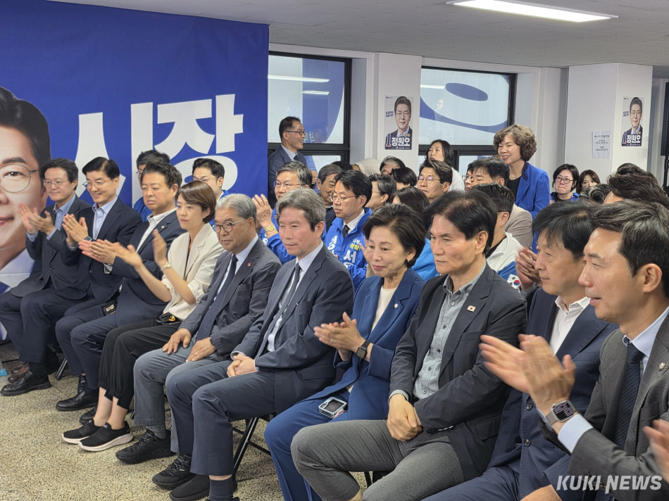 정원오 더불어민주당 서울시장 후보 선거캠프 관계자와 민주당 의원들이 3일 오후 정 후보가 앞선다는 출구조사 결과에 박수를 치고 있다. 김미경 기자