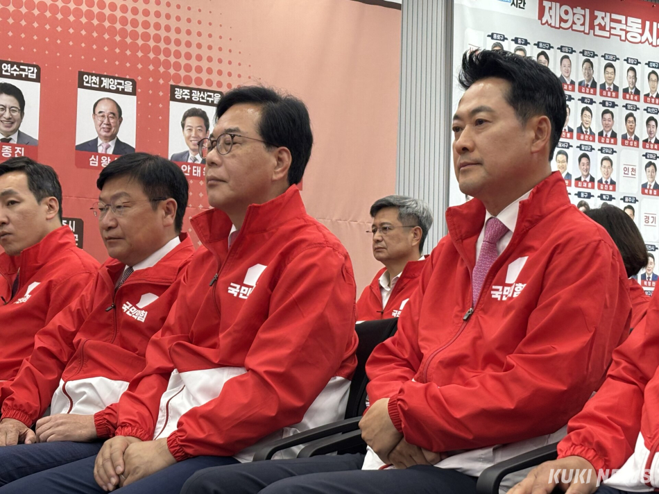 장동혁 국민의힘 대표(오른쪽)와 송언석 원내대표(가운데)가 3일 오후 서울 여의도 중앙당사에서 6·3 지방선거와 재보궐선거 출구조사 결과 방송을 보며 굳은 표정을 짓고 있다. 권혜진 기자