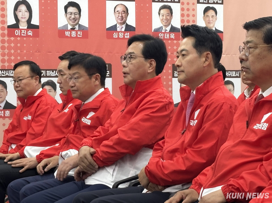 장동혁 국민의힘 대표(오른쪽)와 송언석 원내대표(가운데)를 비롯한 국민의힘 지도부가 3일 오후 서울 여의도 중앙당사에서 6·3 지방선거와 재보궐선거 출구조사 결과 방송을 보고 있다. 권혜진 기자