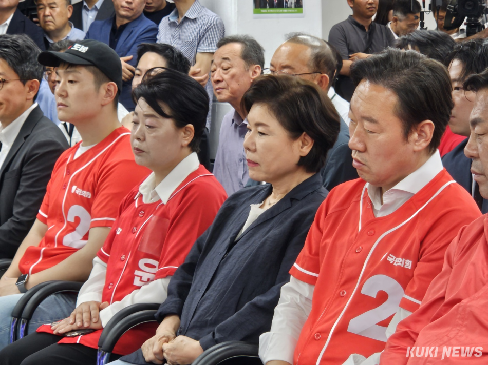 3일 서울 종로구에 있는 오세훈 국민의힘 서울시장 후보 선거사무실에서 김재섭 의원, 윤희숙 전 의원, 조은희 의원, 박수민 의원이 출구조사 결과를 확인하고 있다. 이은서 기자